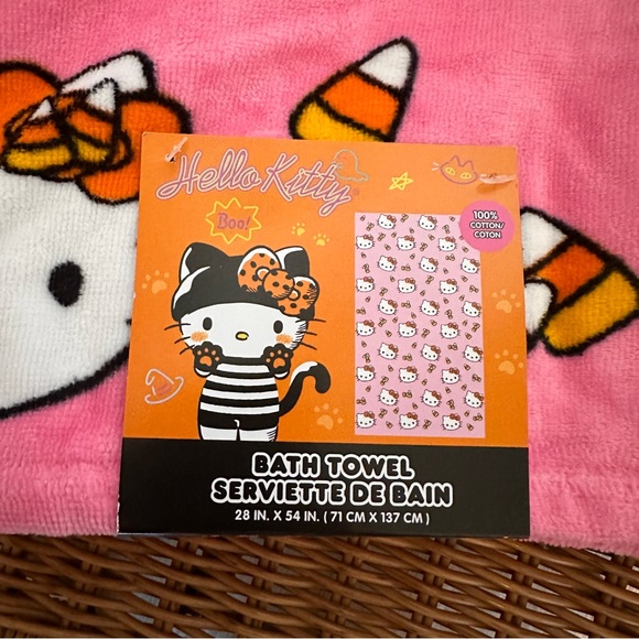 L Hello Kitty Halloween Bath Towel - Picture 3 of 4
